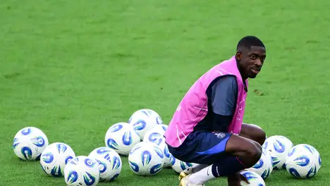 成都夏日夜晚足球盛宴激情开赛